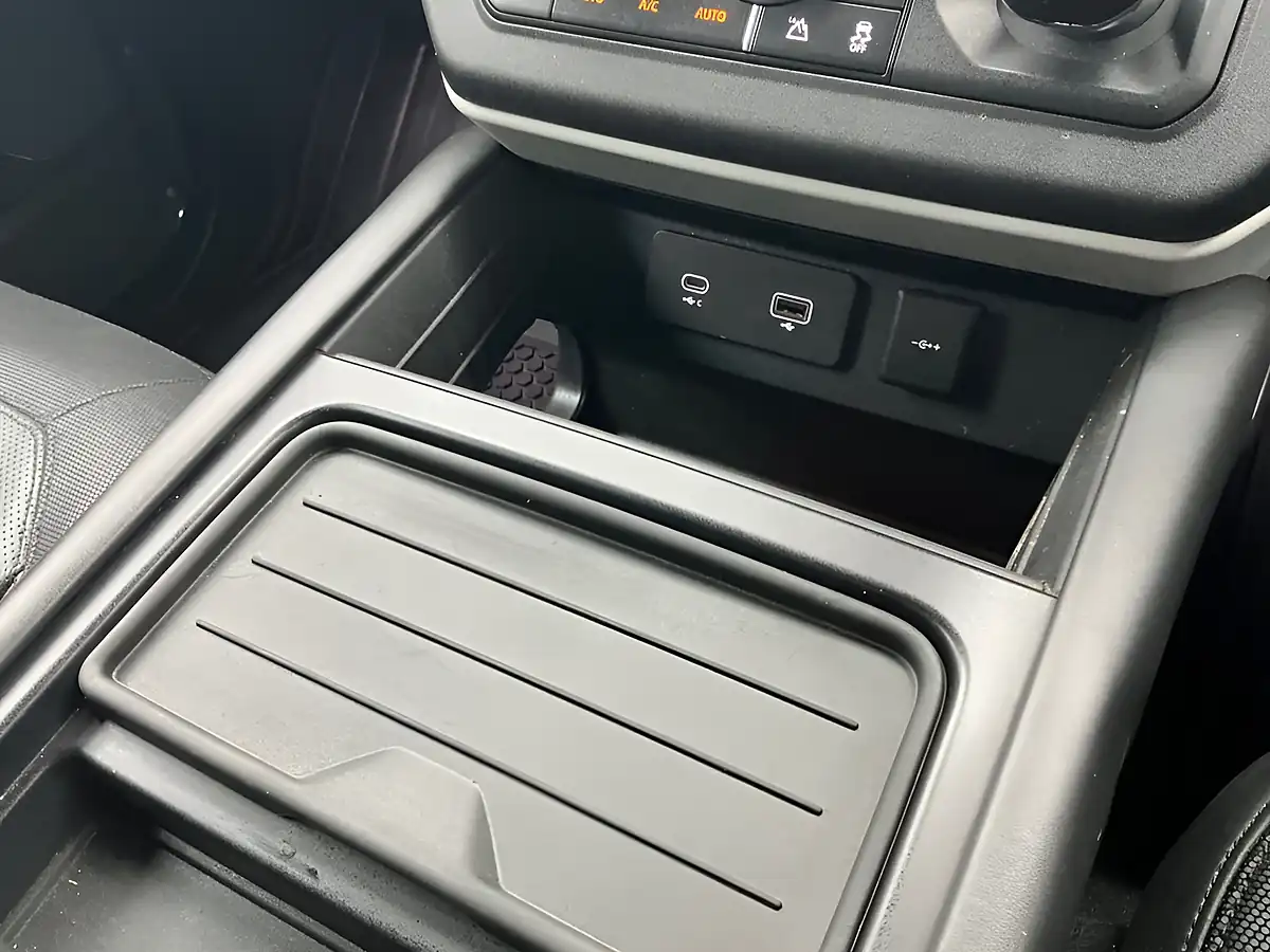 Used 2022 Land Rover Defender X-Dynamic Hse Hard Top Santorini Black - Interior and Exterior details 15