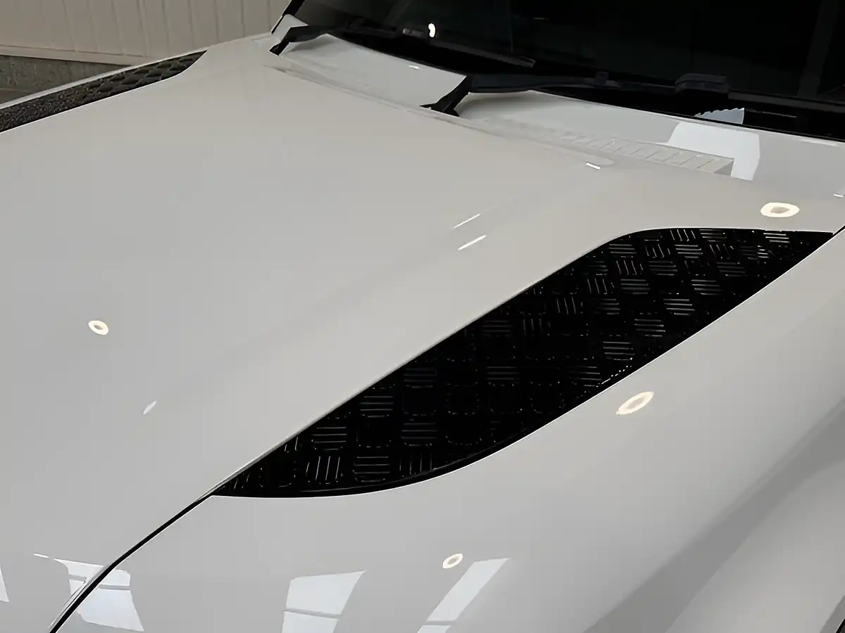 Used 2022 Land Rover Defender X-Dynamic Se Fuji White - Interior and Exterior details 11