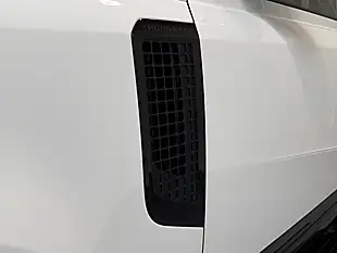 Used 2022 Land Rover Defender X-Dynamic Se Fuji White - Interior and Exterior details 12