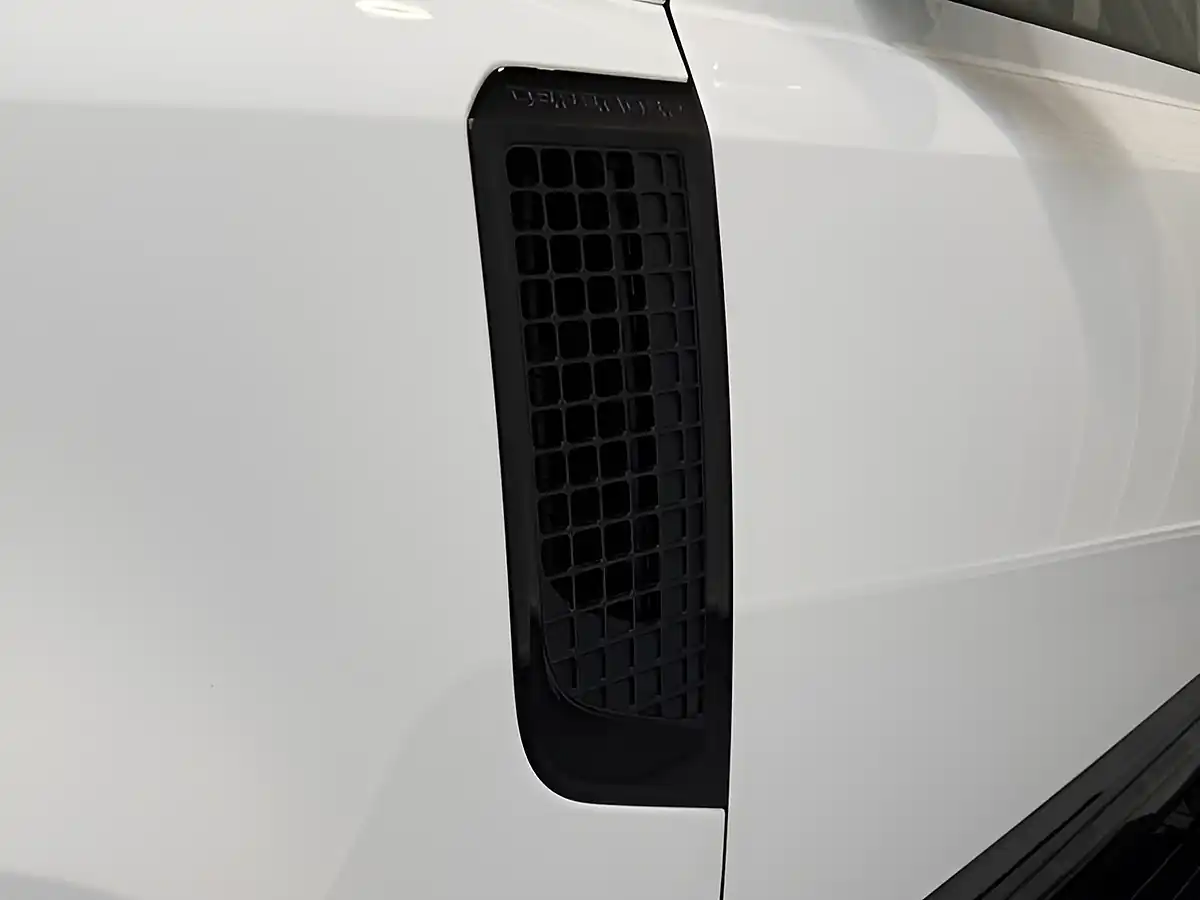 Used 2022 Land Rover Defender X-Dynamic Se Fuji White - Interior and Exterior details 12