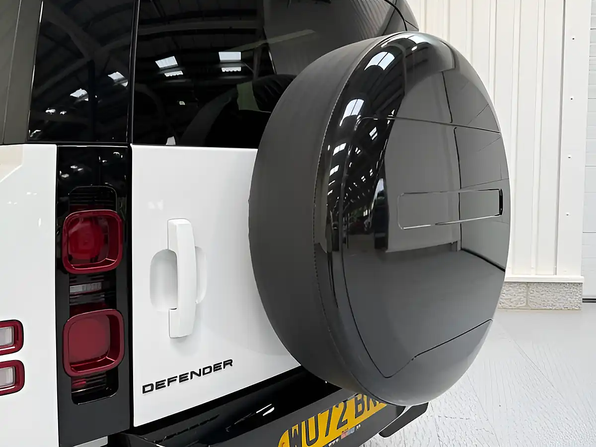 Used 2022 Land Rover Defender X-Dynamic Se Fuji White - Interior and Exterior details 15