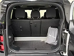 Used 2022 Land Rover Defender X-Dynamic Se Fuji White - Interior and Exterior details 16