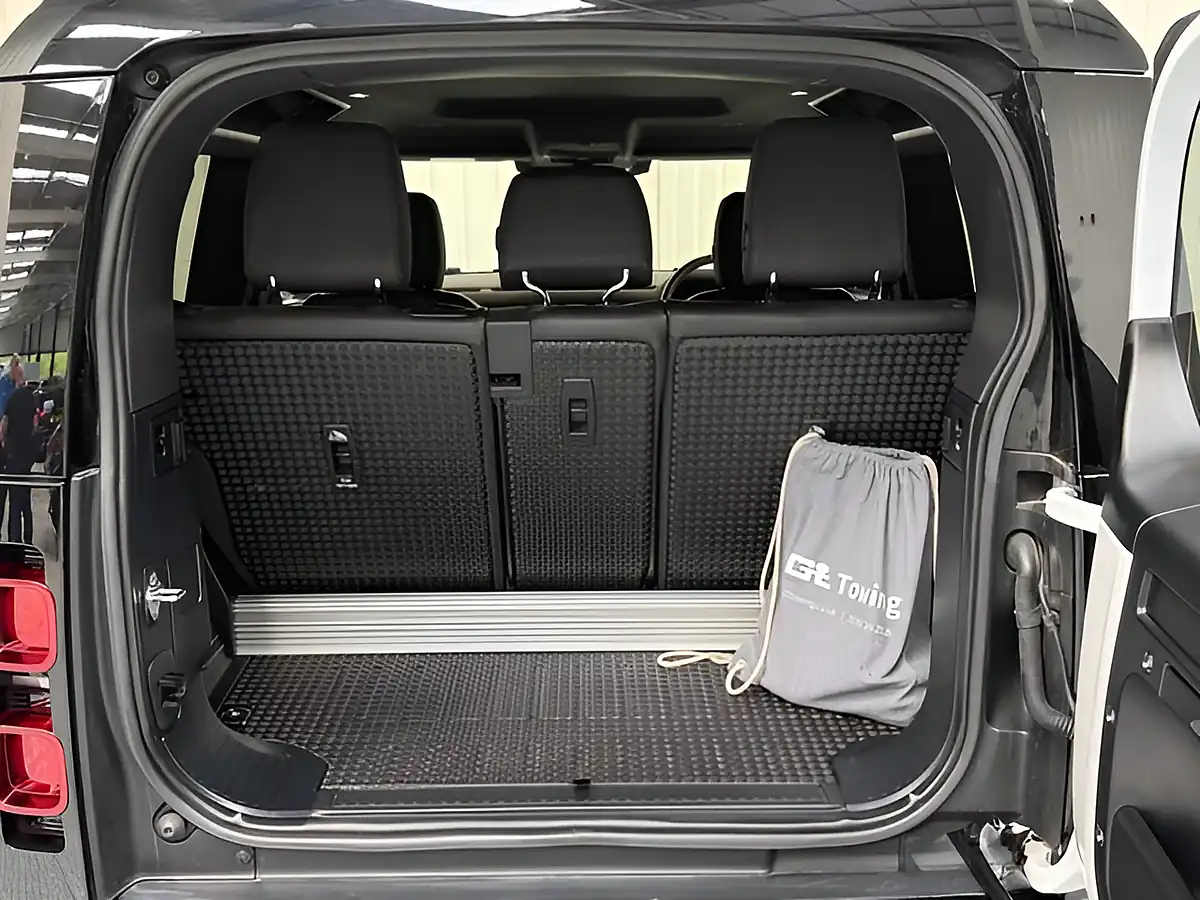 Used 2022 Land Rover Defender X-Dynamic Se Fuji White - Interior and Exterior details 16