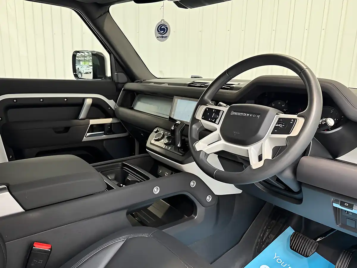 Used 2022 Land Rover Defender X-Dynamic Se Fuji White - Interior and Exterior details 17
