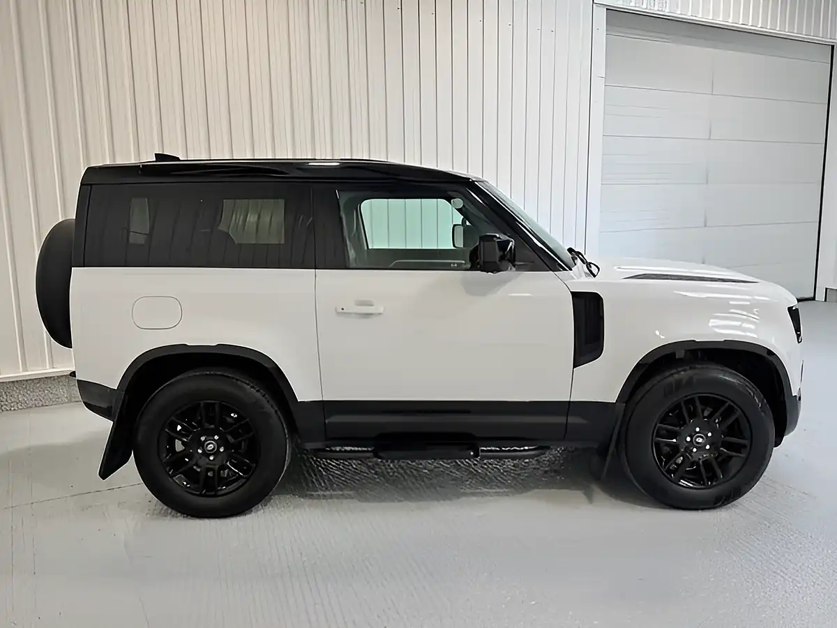 Used 2022 Land Rover Defender X-Dynamic Se Fuji White - Interior and Exterior details 4