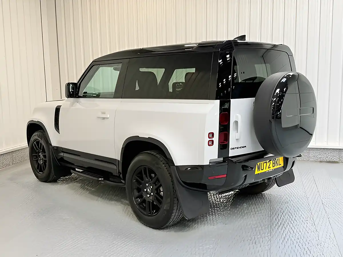 Used 2022 Land Rover Defender X-Dynamic Se Fuji White - Interior and Exterior details 5