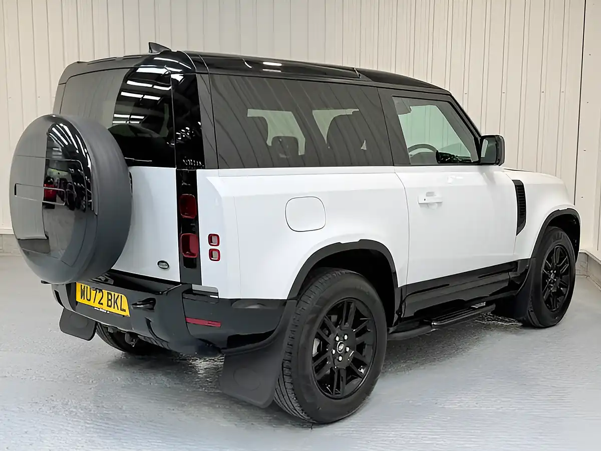 Used 2022 Land Rover Defender X-Dynamic Se Fuji White - Interior and Exterior details 6