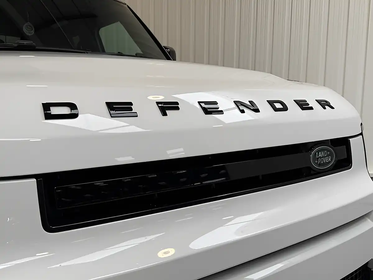 Used 2022 Land Rover Defender X-Dynamic Se Fuji White - Interior and Exterior details 9