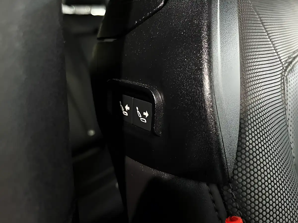 Used 2022 Land Rover Defender X-Dynamic Se Grey - Interior and Exterior details 18