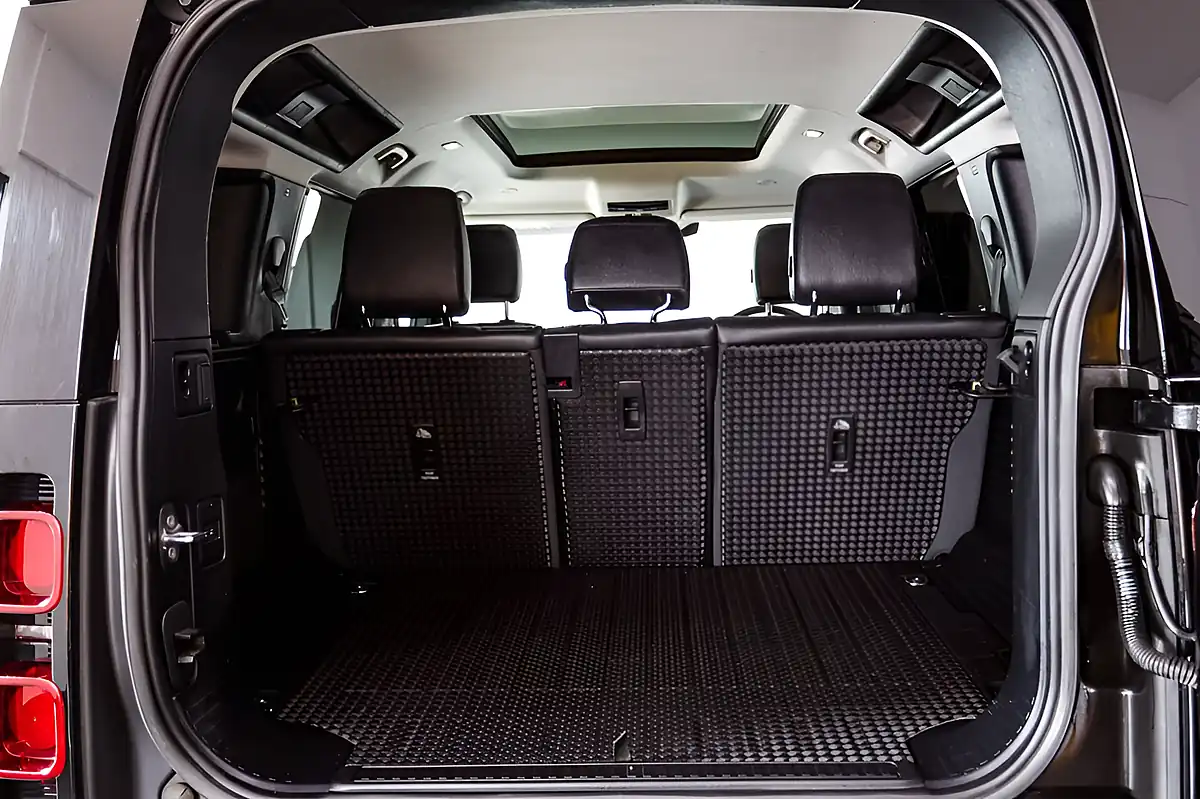 Used 2022 Land Rover Defender Xs Edition Santorini Black - Interior and Exterior details 14