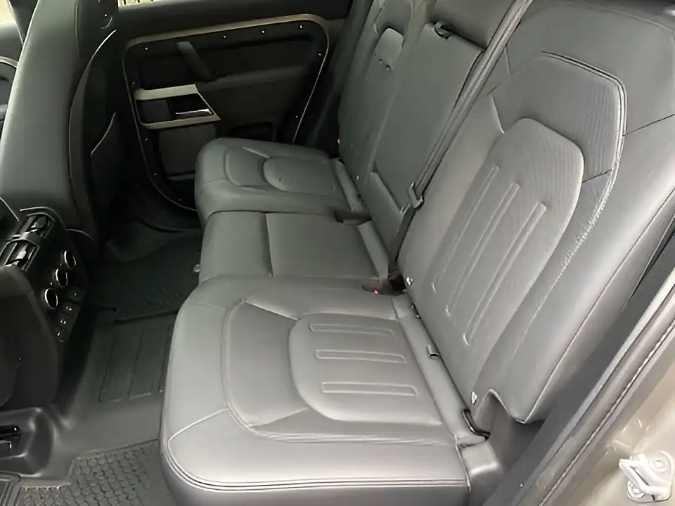 Used 2022 Land Rover Defender Xs Edition Silicon Silver - Interior and Exterior details 11