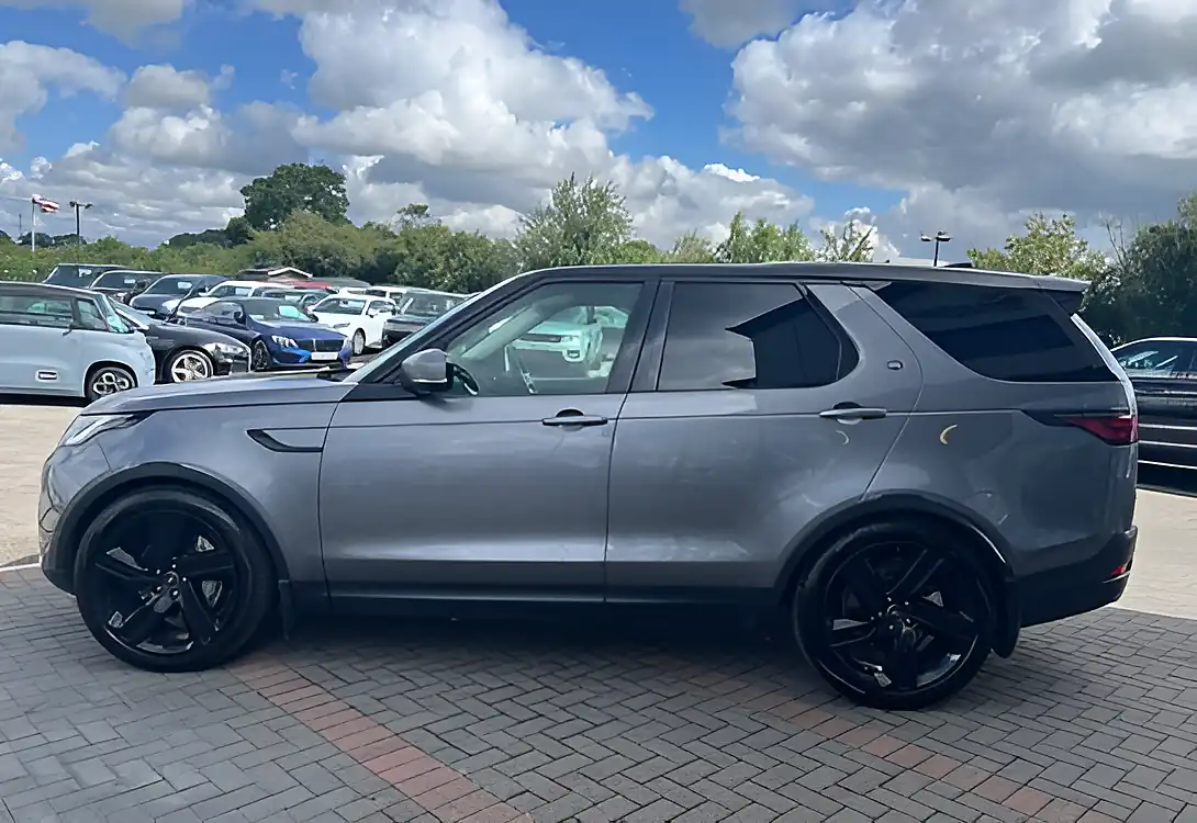 Used 2022 Land Rover Discovery Hse Eiger Grey/Black Roof - Interior and Exterior details 9
