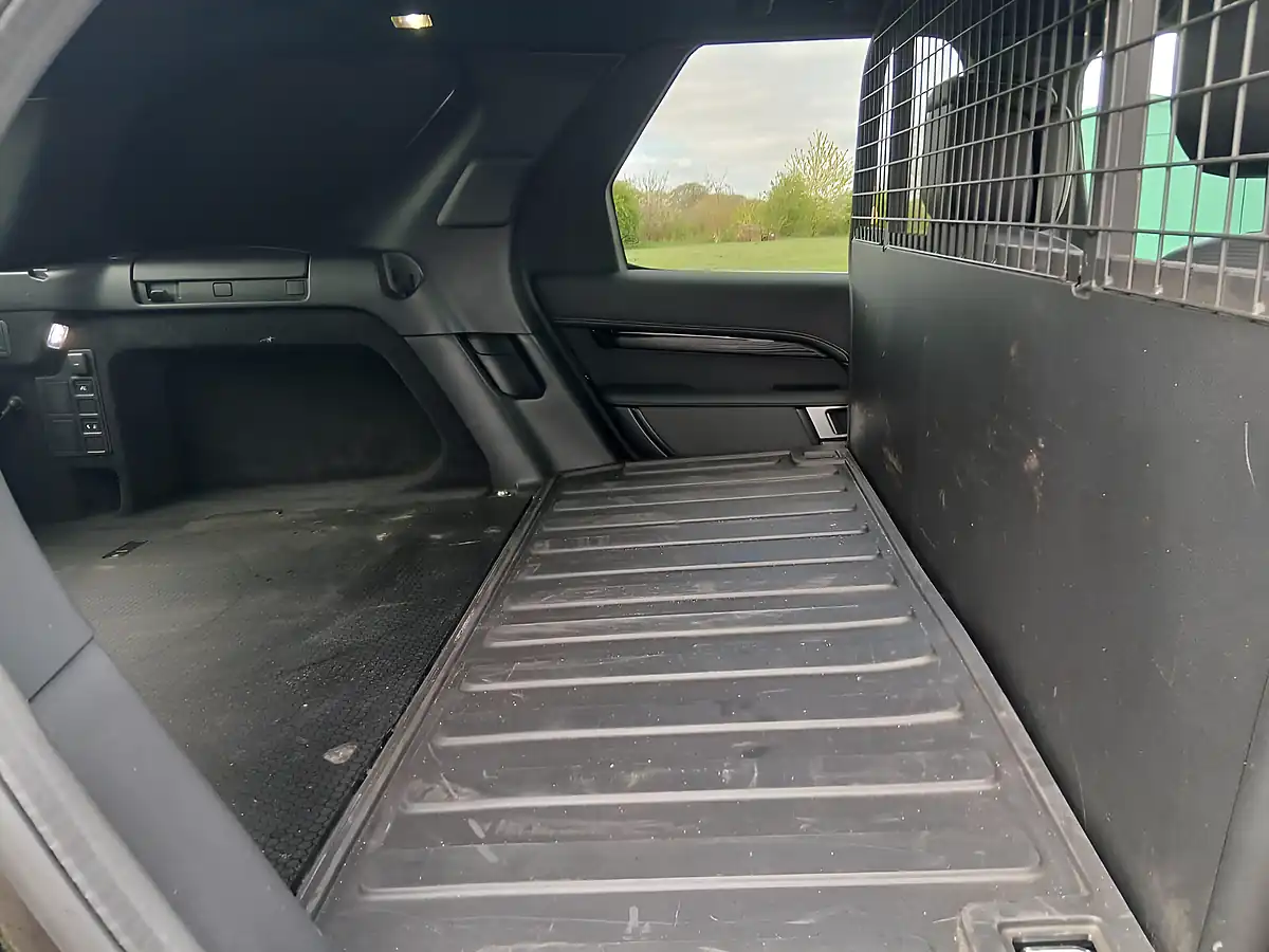 Used 2022 Land Rover Discovery R-Dynamic Hse Black - Interior and Exterior details 14