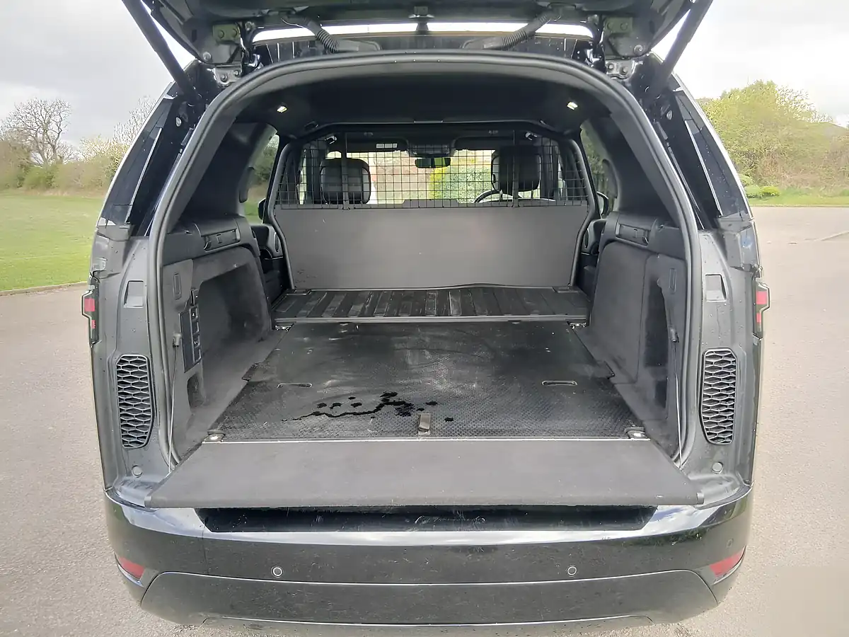 Used 2022 Land Rover Discovery R-Dynamic Hse Black - Interior and Exterior details 17