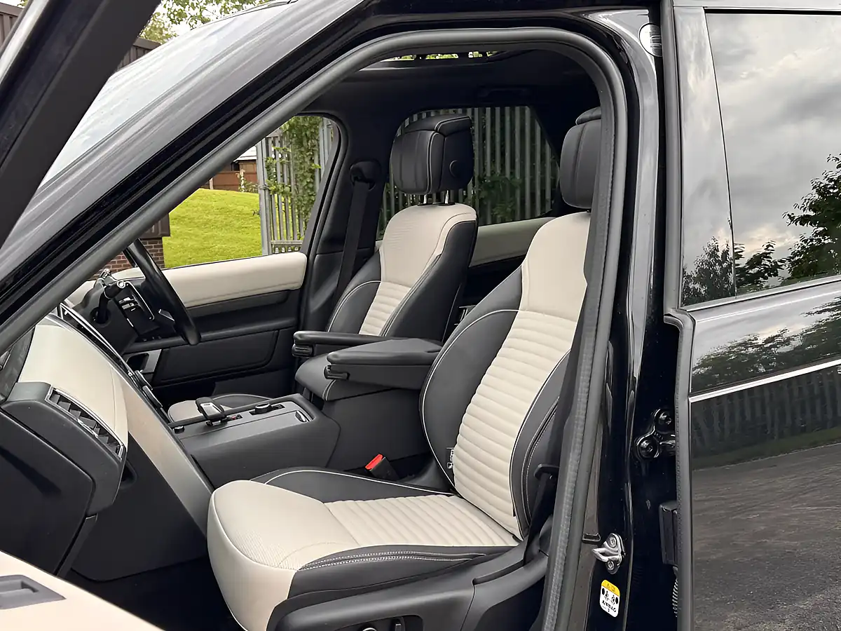 Used 2022 Land Rover Discovery R-Dynamic Hse Santorini Black Metallic - Interior and Exterior details 12