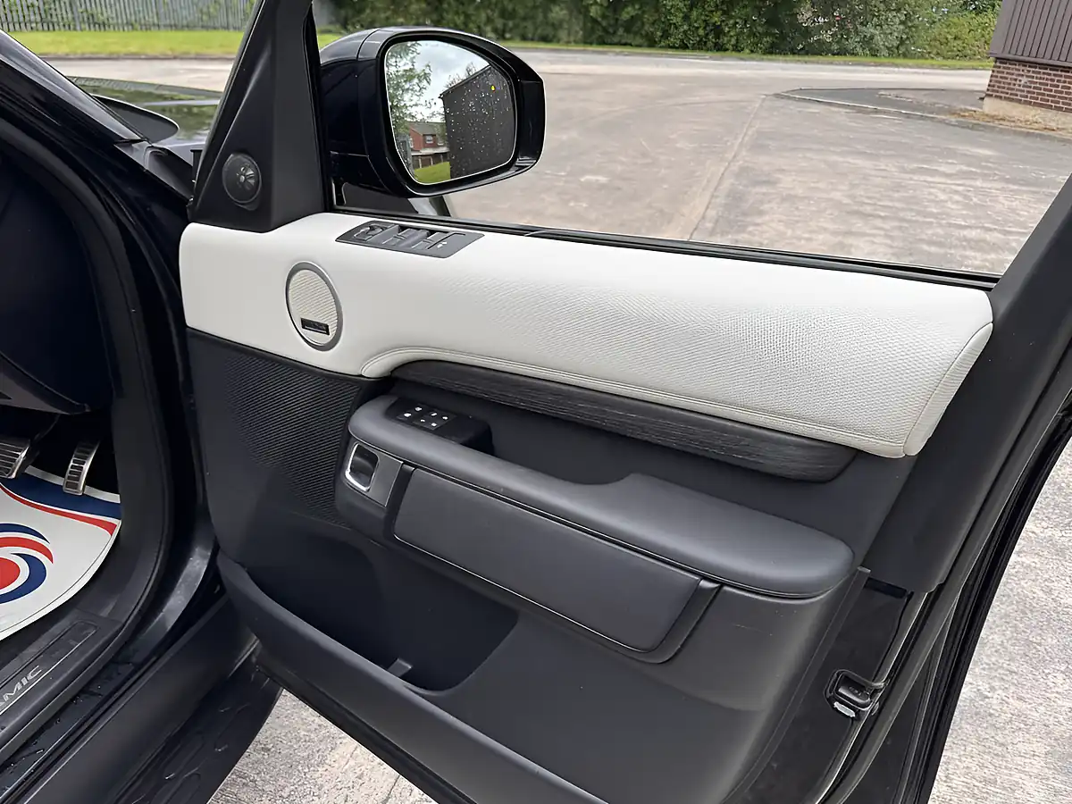 Used 2022 Land Rover Discovery R-Dynamic Hse Santorini Black Metallic - Interior and Exterior details 14