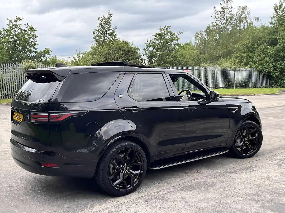 Used 2022 Land Rover Discovery R-Dynamic Hse Santorini Black Metallic - Interior and Exterior details 16