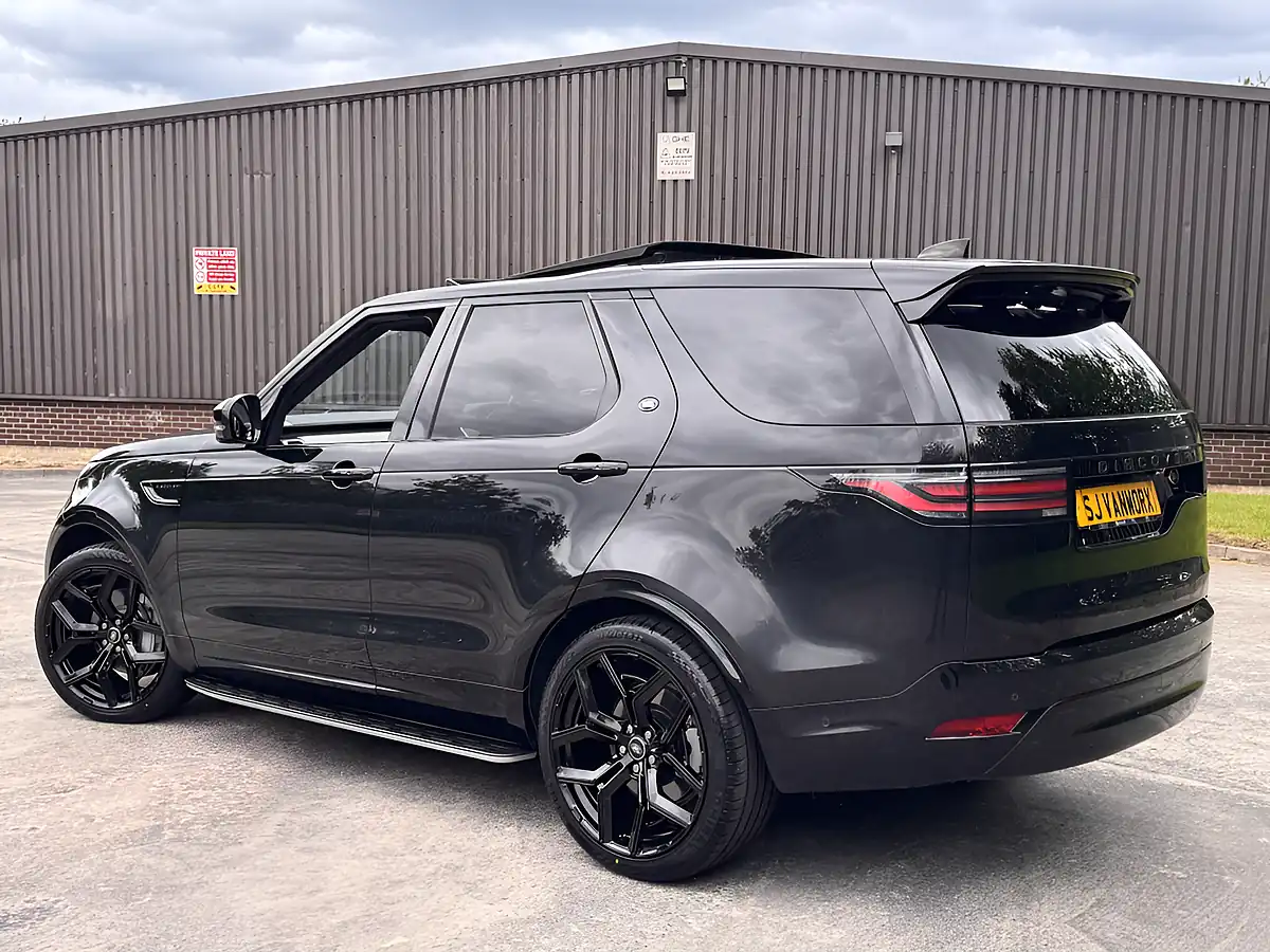 Used 2022 Land Rover Discovery R-Dynamic Hse Santorini Black Metallic - Interior and Exterior details 17