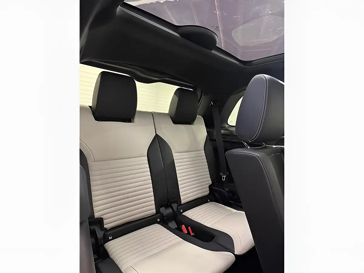 Used 2022 Land Rover Discovery R-Dynamic Se Blue - Interior and Exterior details 15