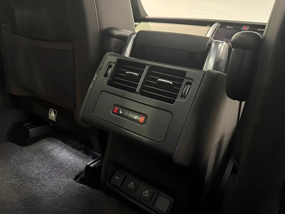 Used 2022 Land Rover Discovery R-Dynamic Se Blue - Interior and Exterior details 16