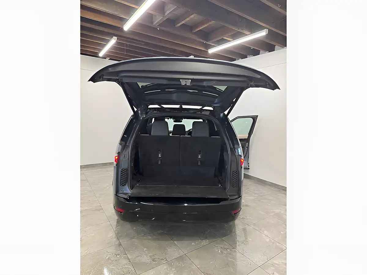 Used 2022 Land Rover Discovery R-Dynamic Se Blue - Interior and Exterior details 17