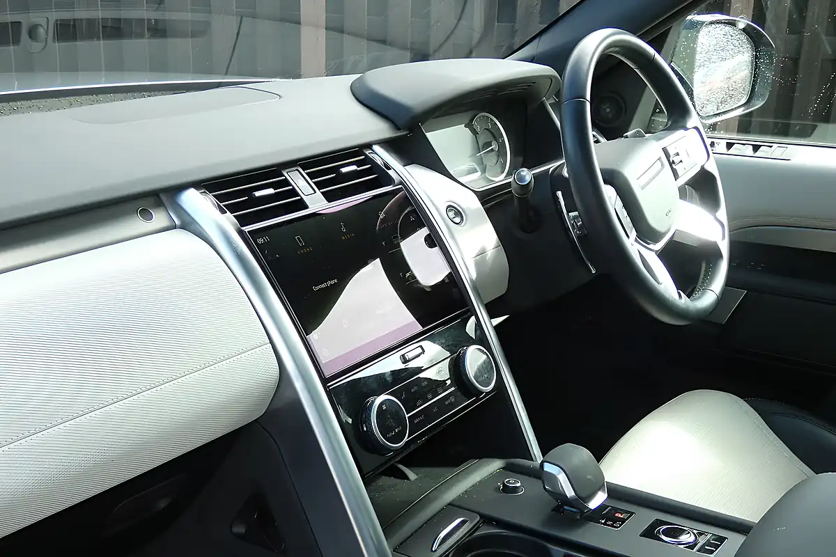 Used 2022 Land Rover Discovery R-Dynamic Se Grey - Interior and Exterior details 11