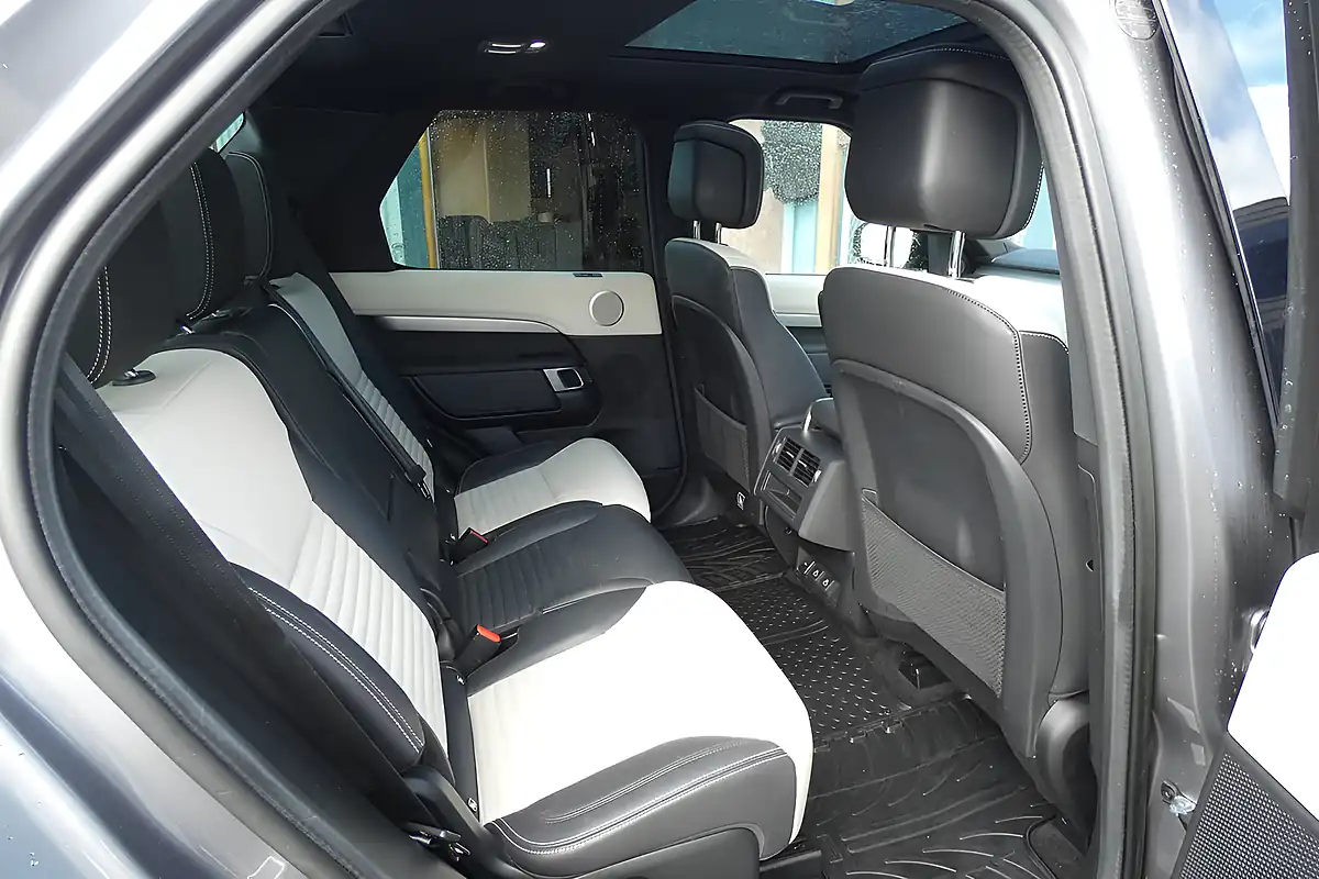 Used 2022 Land Rover Discovery R-Dynamic Se Grey - Interior and Exterior details 13