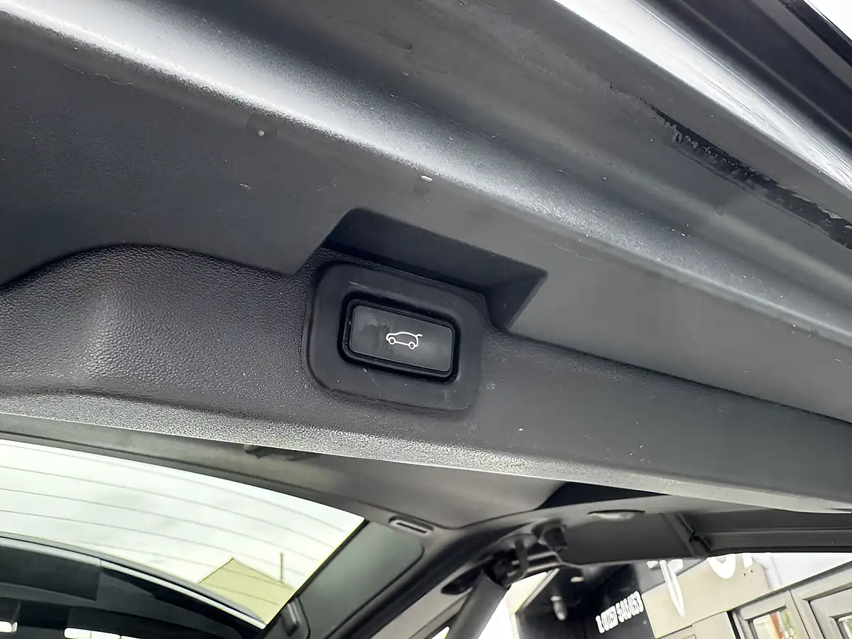 Used 2022 Land Rover Discovery S Black - Interior and Exterior details 19