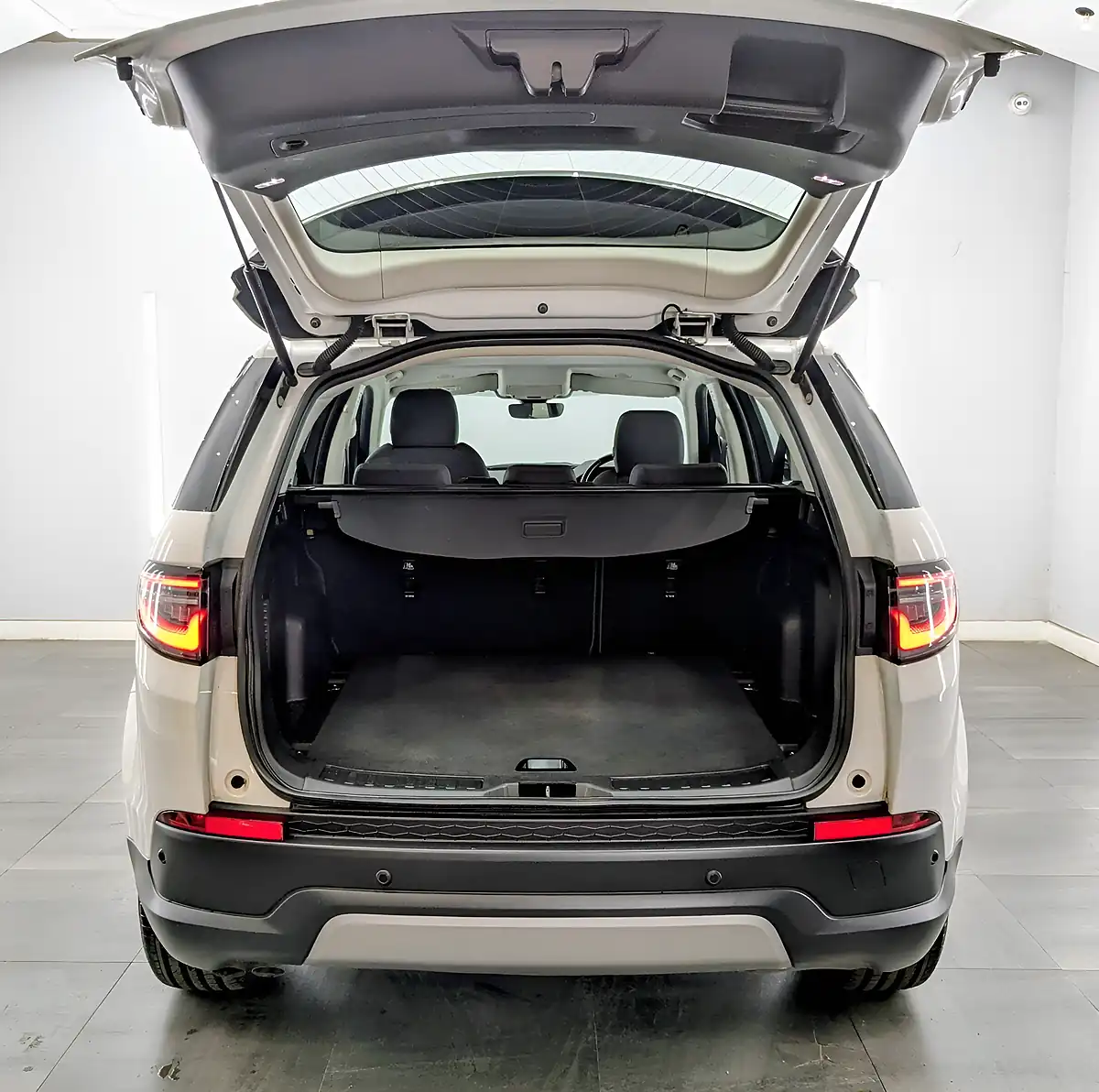 Used 2022 Land Rover Discovery Sport Fuji White - Interior and Exterior details 10