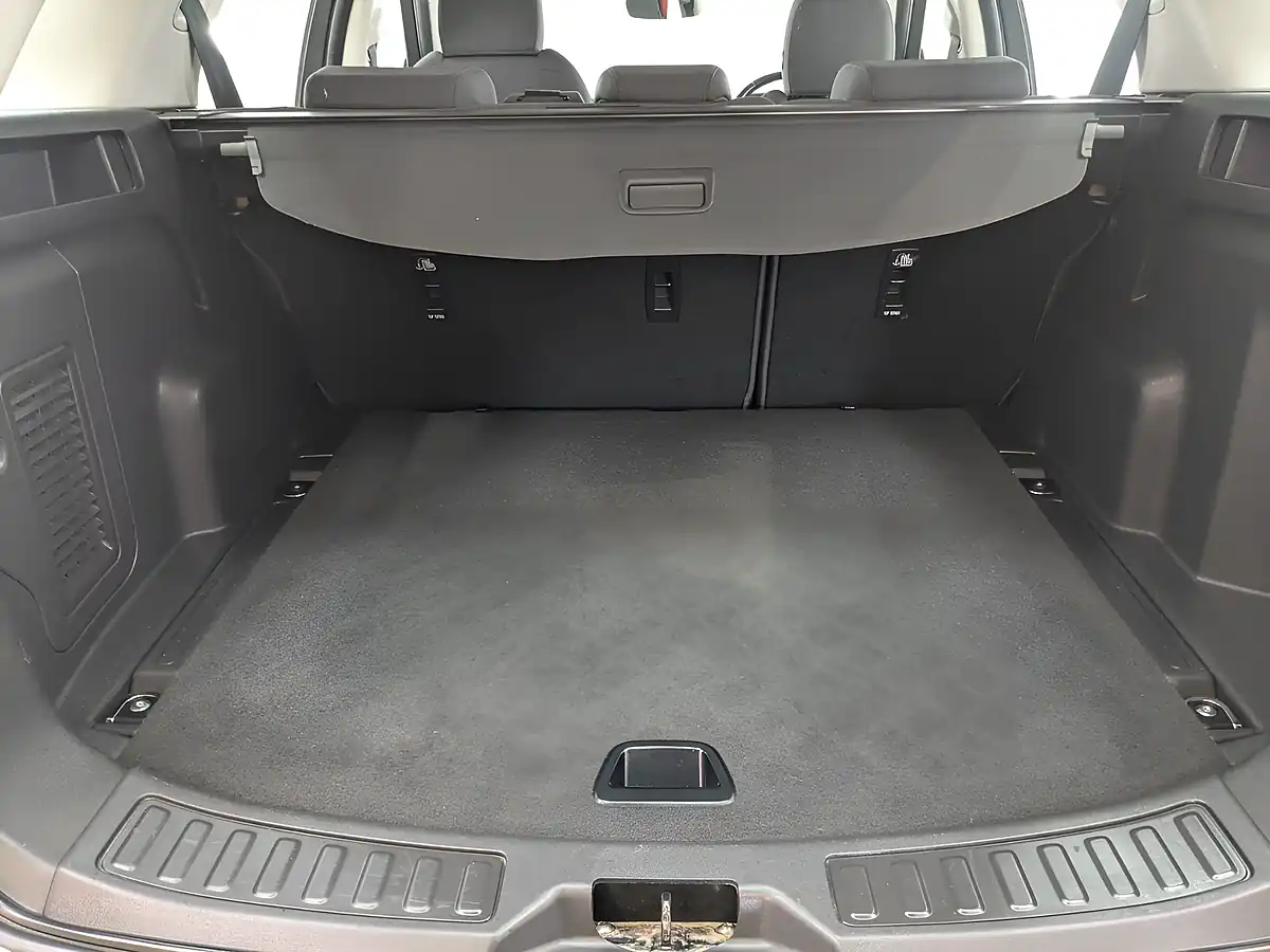 Used 2022 Land Rover Discovery Sport Fuji White - Interior and Exterior details 11