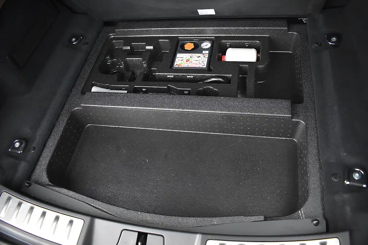 Used 2022 Land Rover Range Rover Evoque Edition Portofino Blue - Interior and Exterior details 15