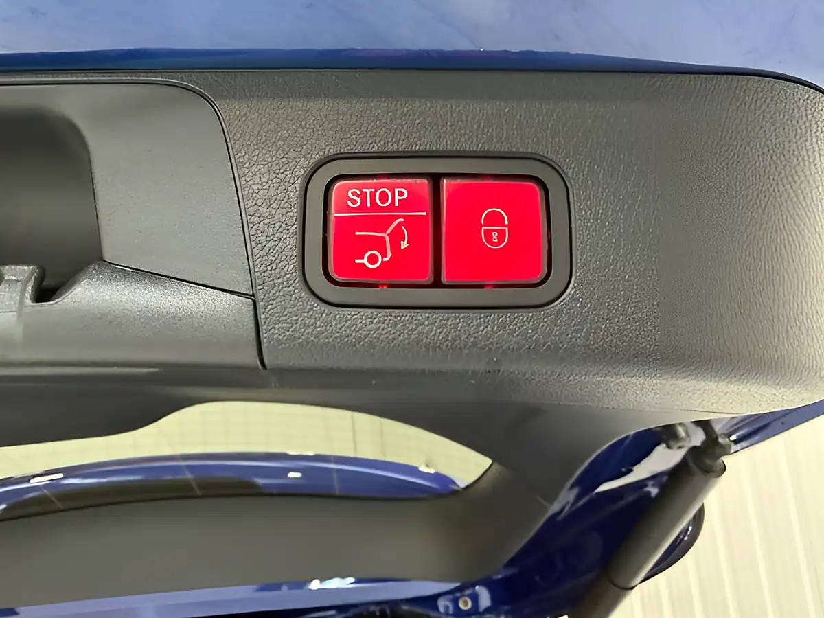 Used 2022 Mercedes-Benz Glb AMG Line (premium) Galaxy Blue - Interior and Exterior details 10