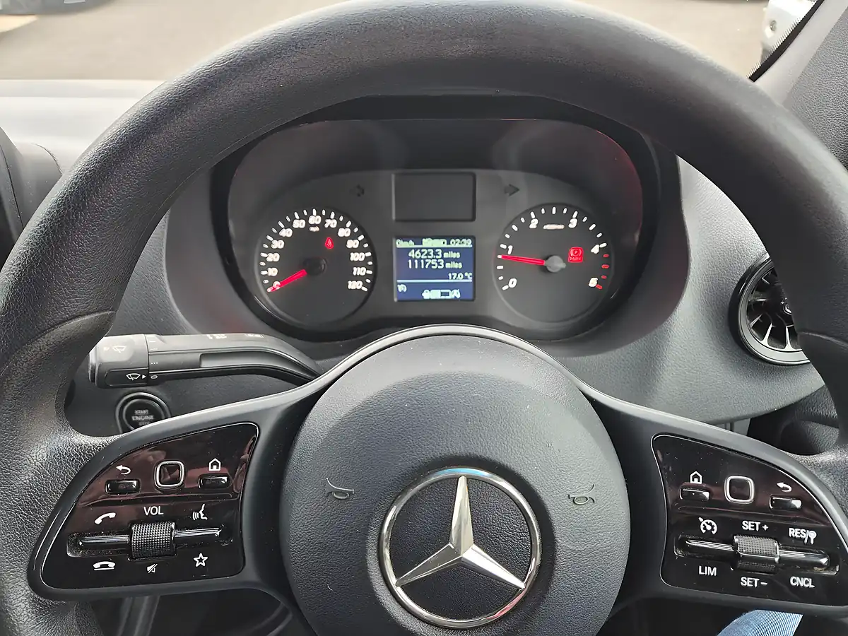 Used 2022 Mercedes-Benz Sprinter Combi Mwb Low Roof 6seat Yellow - Interior and Exterior details 4