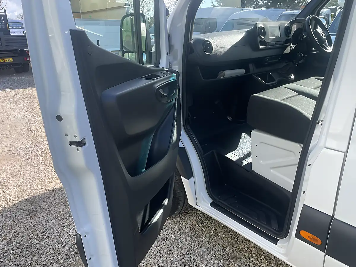 Used 2022 Mercedes-Benz Sprinter Progressive White - Interior and Exterior details 13