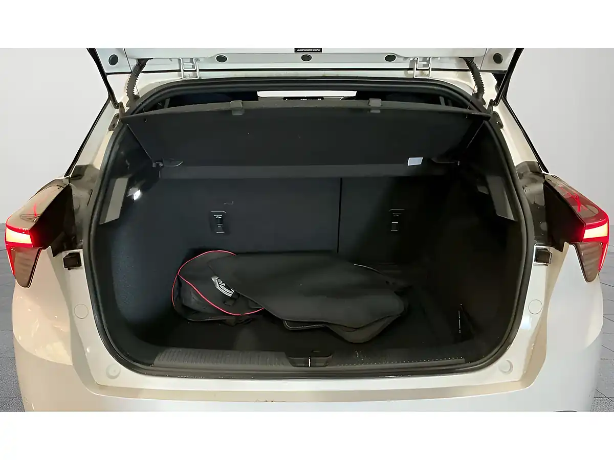 Used 2022 MG MG4 Se Long Range White - Interior and Exterior details 8