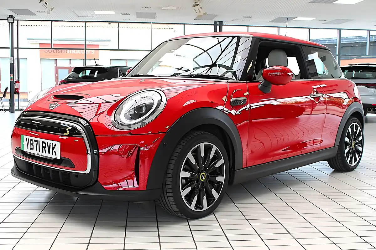 Used 2022 MINI Electric Hatch Level 3 Red - Front View