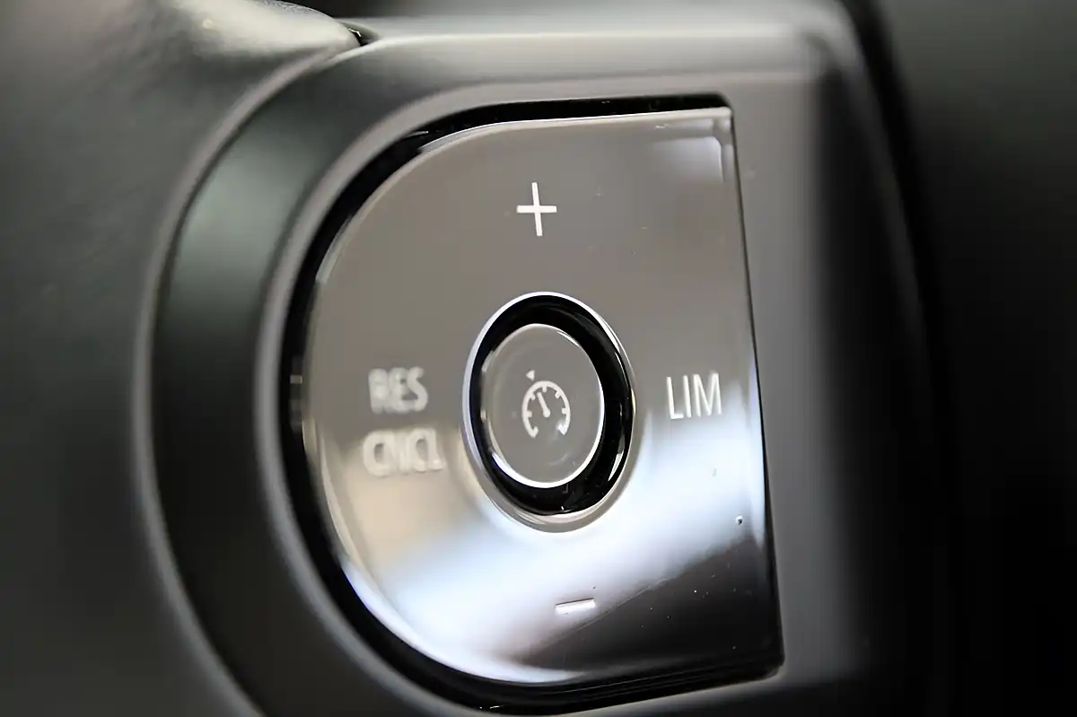 Used 2022 MINI Electric Hatch Level 3 Red - Interior and Exterior details 18
