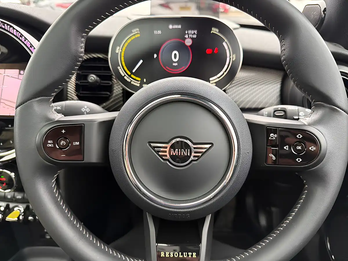 Used 2022 MINI Electric Hatch Resolute Edition Green - Interior and Exterior details 17