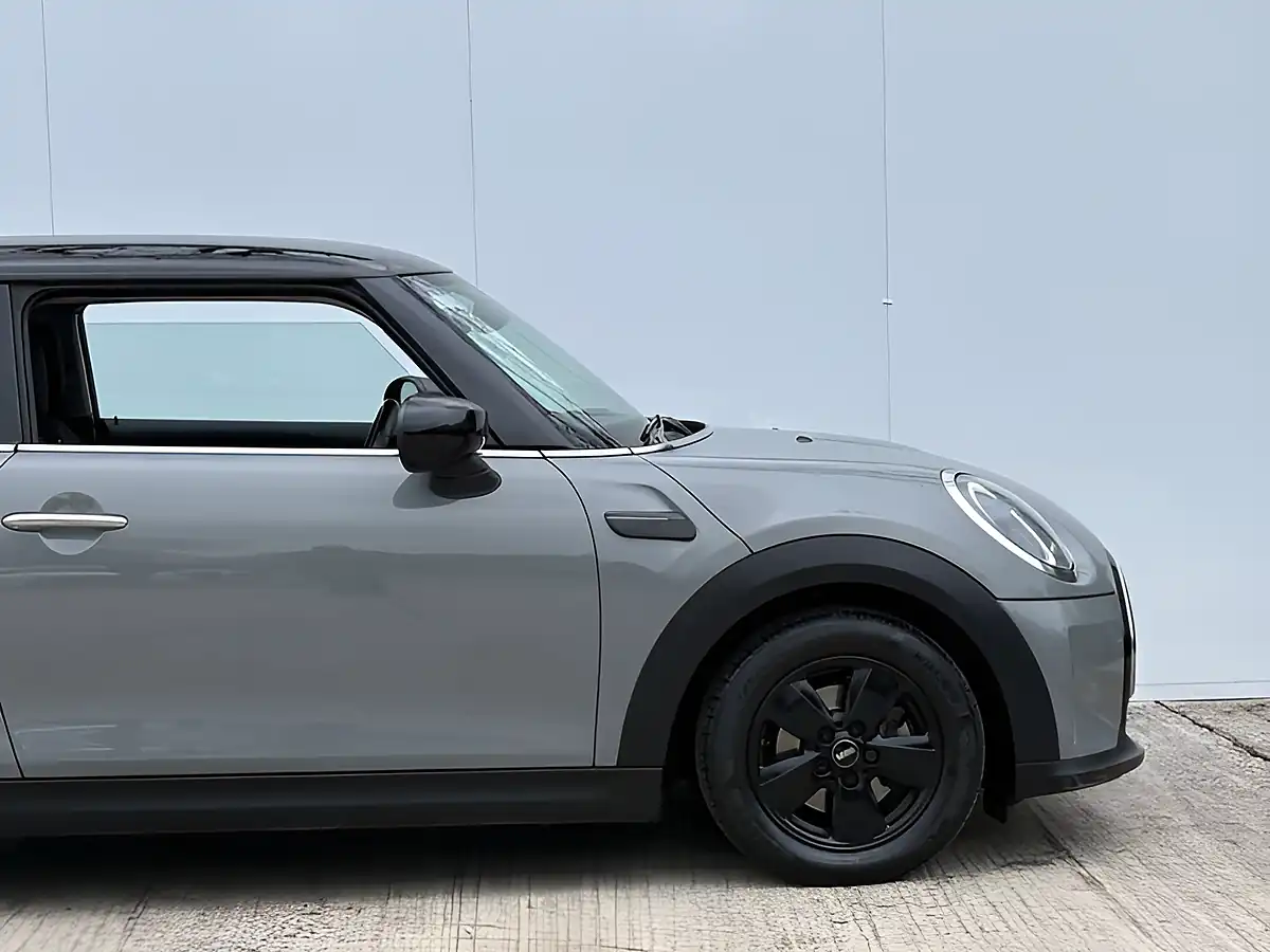 Used 2022 MINI Hatch Cooper Classic Moonwalk Grey - Interior and Exterior details 12