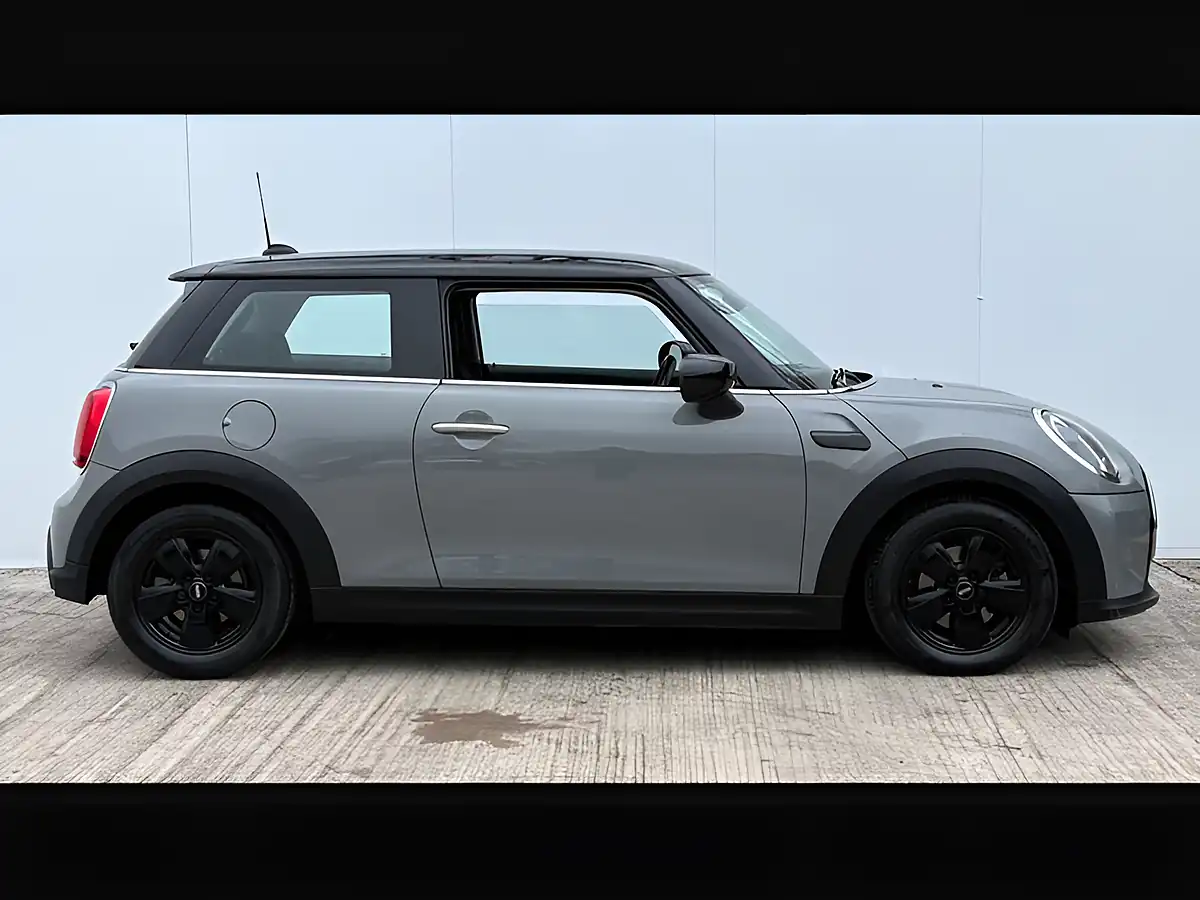 Used 2022 MINI Hatch Cooper Classic Moonwalk Grey - Interior and Exterior details 2