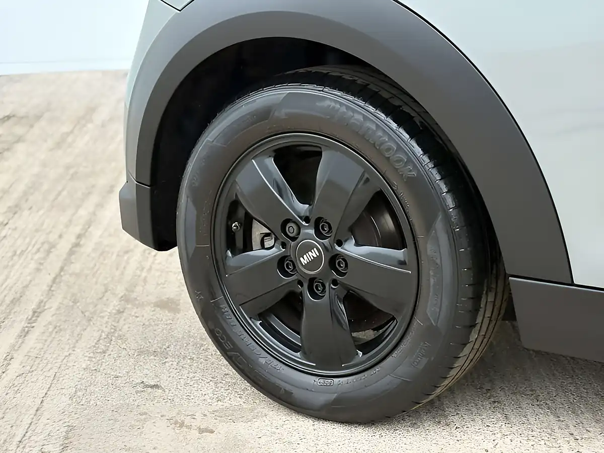 Used 2022 MINI Hatch Cooper Classic Moonwalk Grey - Interior and Exterior details 9
