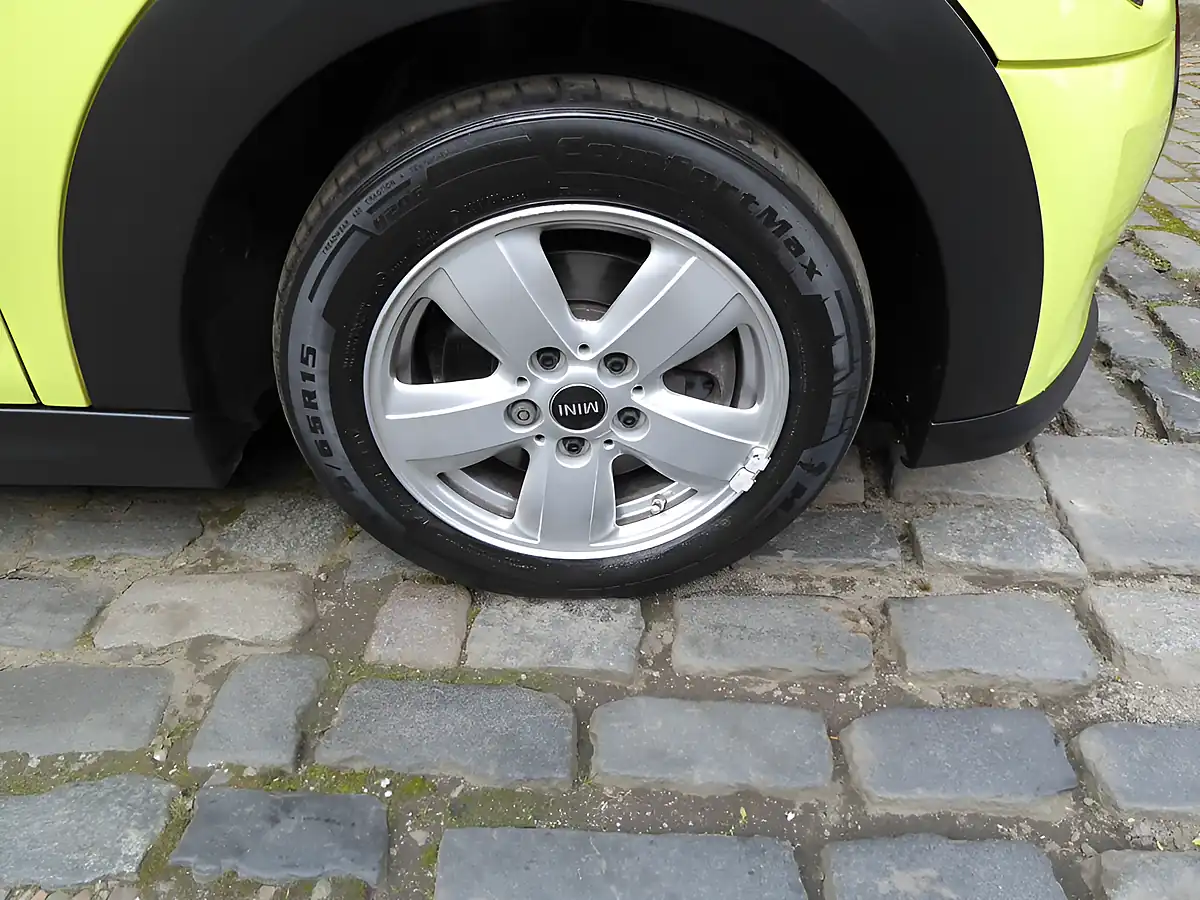 Used 2022 MINI Hatch Cooper Classic Yellow - Interior and Exterior details 9