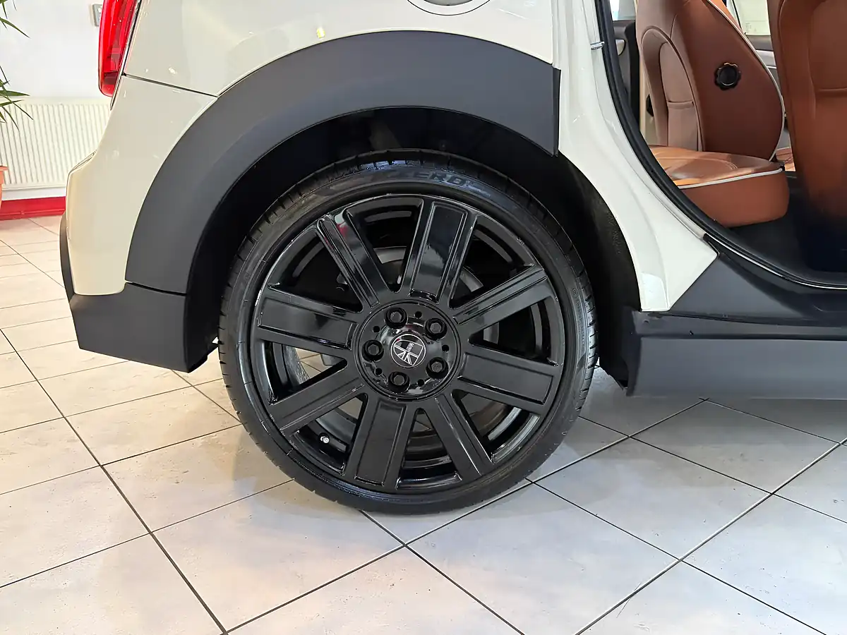 Used 2022 MINI Hatch Exclusive White - Interior and Exterior details 19