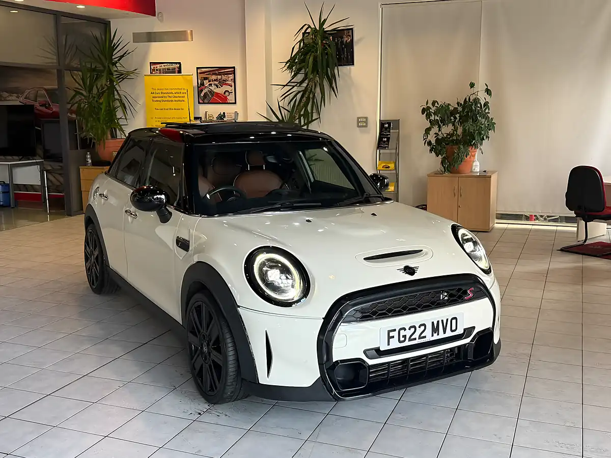Used 2022 MINI Hatch Exclusive White - Interior and Exterior details 2