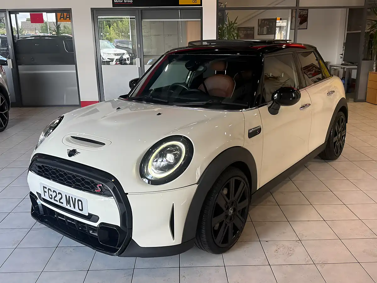 Used 2022 MINI Hatch Exclusive White - Interior and Exterior details 6