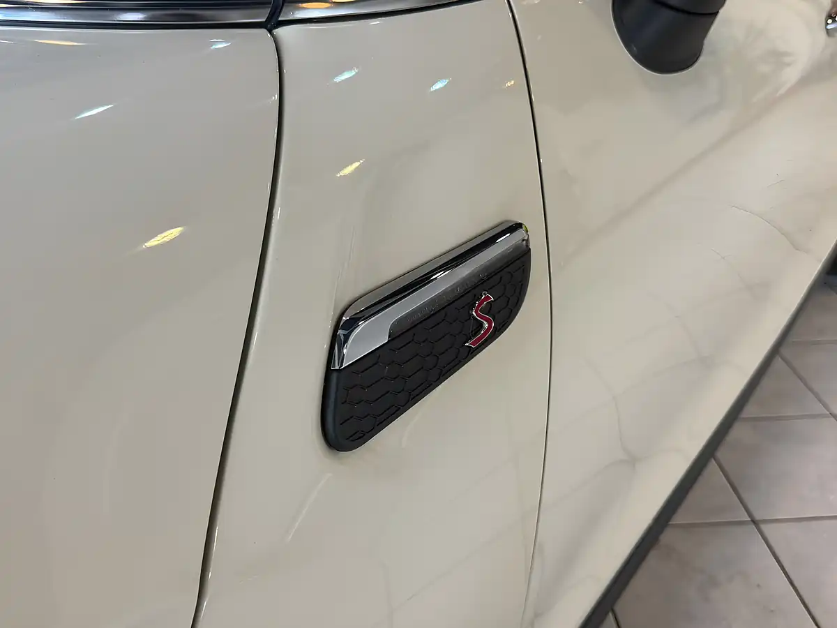 Used 2022 MINI Hatch Exclusive White - Interior and Exterior details 7