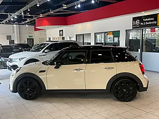 Used 2022 MINI Hatch Exclusive White - Interior and Exterior details 8