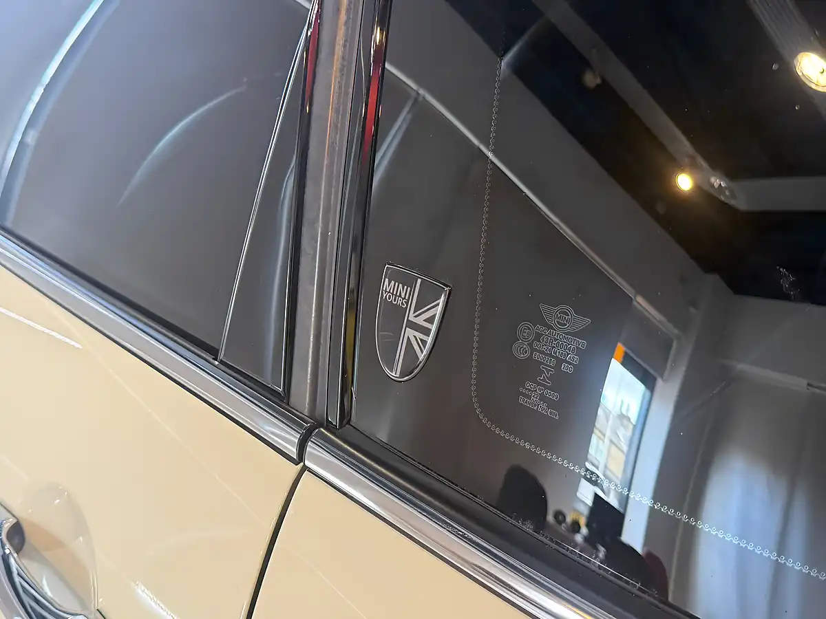 Used 2022 MINI Hatch Exclusive White - Interior and Exterior details 9