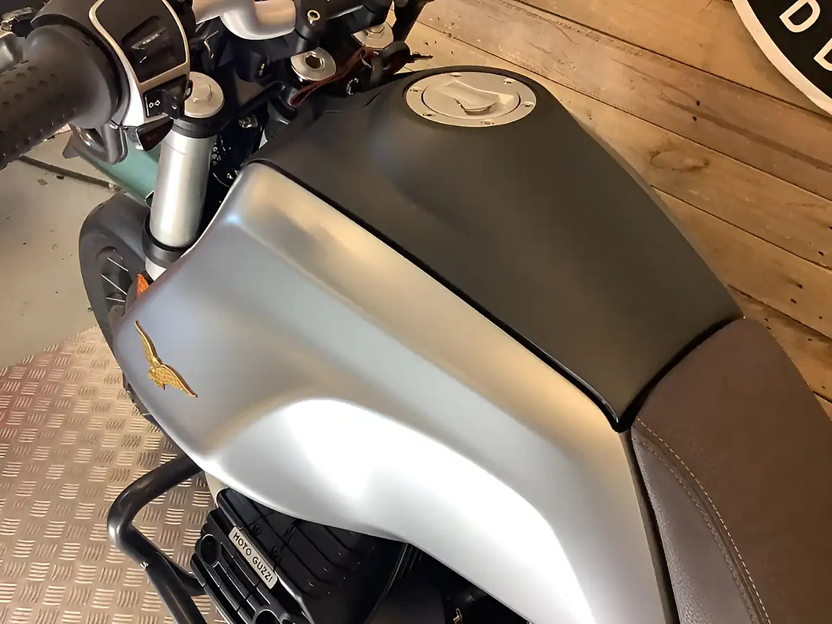 Used 2022 Moto Guzzi V85 Tt Centenary Grey - Interior and Exterior details 9