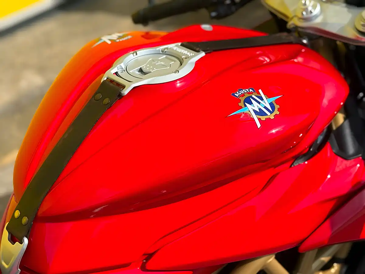 Used 2022 Mv Agusta Superveloce Red - Interior and Exterior details 12